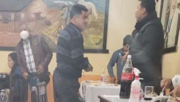 A principios de año Ysrael Zúñiga se reunió con gente de confianza de Elmer Cáceres Llica en un restaurante.