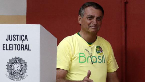 El presidente brasileño y candidato a la reelección, Jair Bolsonaro, levanta el pulgar en un colegio electoral en Río de Janeiro, Brasil, el 30 de octubre de 2022, durante la segunda vuelta de las elecciones presidenciales. (Foto por BRUNA PRADO / AFP)