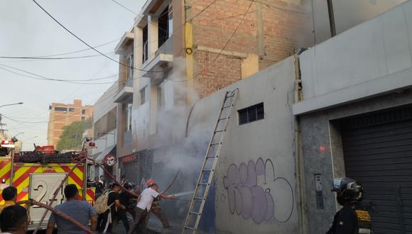 Casa utilizado como depósito o mini central de una empresa de telefonía ardió en llamas en pleno centro de Tacna