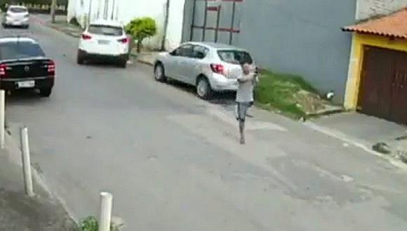 ​Brasil: captan a ladrón sin una pierna y con arma de fuego robando un auto