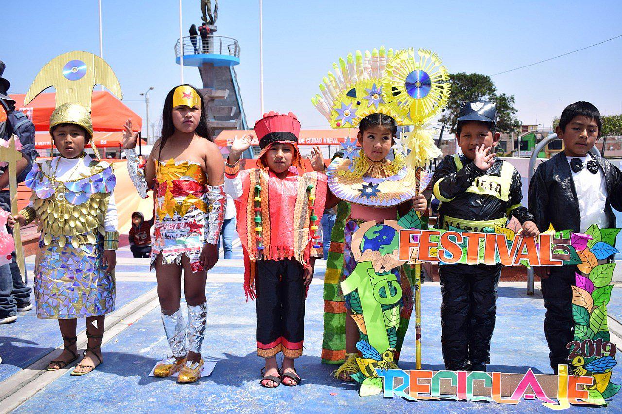 Escolares promueven el uso de material reciclado en desfile de modas 