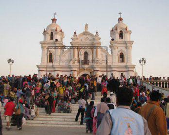 Los feligreses acuden masivamente