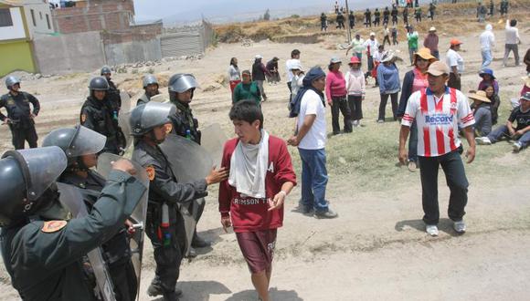 Pobladores de Mi Perú se enfrentan con PNP