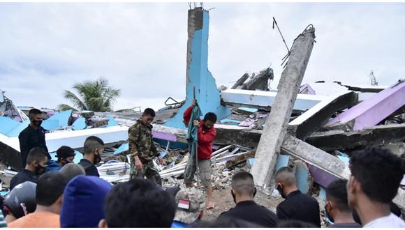 Buscan a atrapados en escombros de hospital derrumbado por sismo en Indonesia. (Foto: AFP)