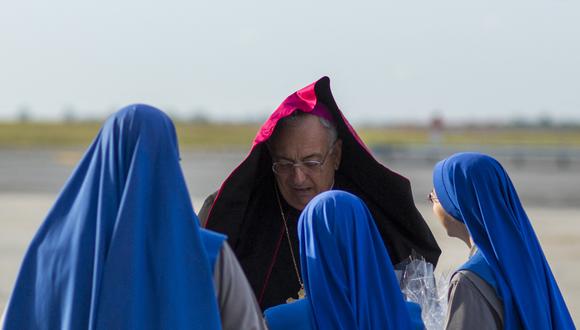 (ARCHIVO) El obispo Nicholas DiMarzio habla con las monjas mientras esperan la llegada del Papa Francisco para su salida del Aeropuerto Internacional John F. Kennedy de Nueva York a Filadelfia el 26 de septiembre de 2015. (Foto: EDUARDO MUNOZ ALVAREZ / AFP)