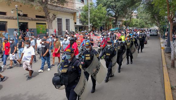 Durante su travesía por el Centro de Piura, decenas de negocios cerraron sus puertas por temor a saqueos.