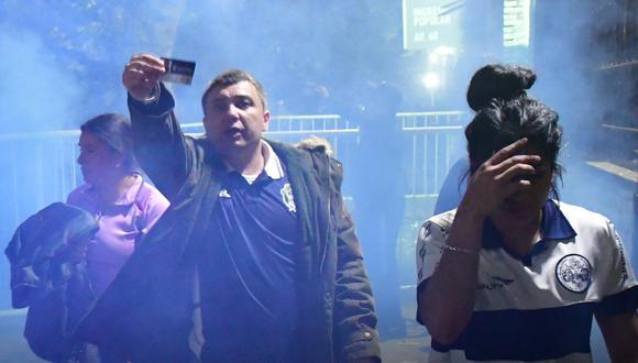 La Policía utilizó gases lacrimógenos para dispersar a los hinchas en el Gimnasia vs. Boca Juniors. (Foto: AFP)