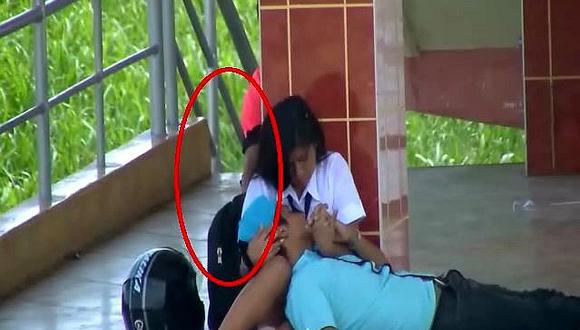 Tumbes: Cámaras de seguridad graban a ladrón robando una mochila a pareja de enamorados (VIDEO)