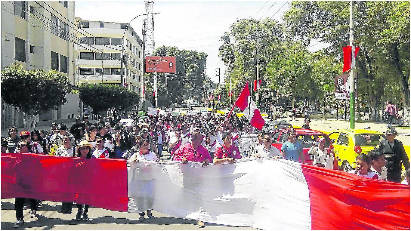 Cientos de estudiantes de  la UNP marchan en protesta contra la corrupción