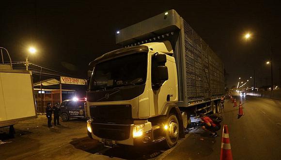 Hombre muere tras ser atropellado por camión repleto de pollos en Panamericana Sur