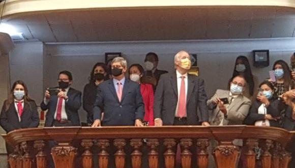 Raúl Diez Canseco y Víctor Andrés García Belaunde estuvieron presentes en la ceremonia de asunción de mando de Manuel Merino en el Congreso. (Foto: Twitter)