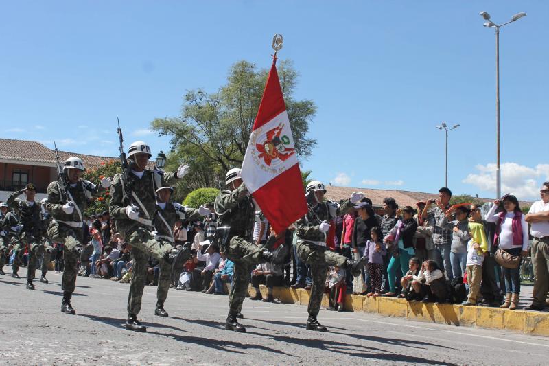 Con desfile escolares y militares rinden homenaje a Día de la Bandera