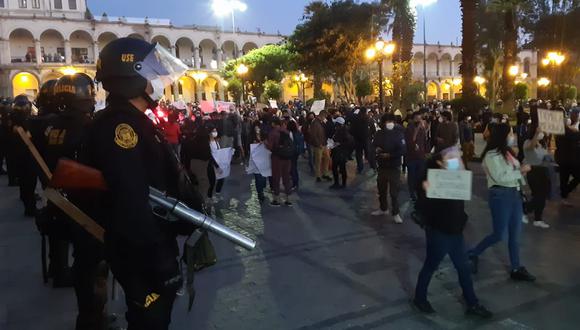 Policías no usan la fuerza con manifestantes