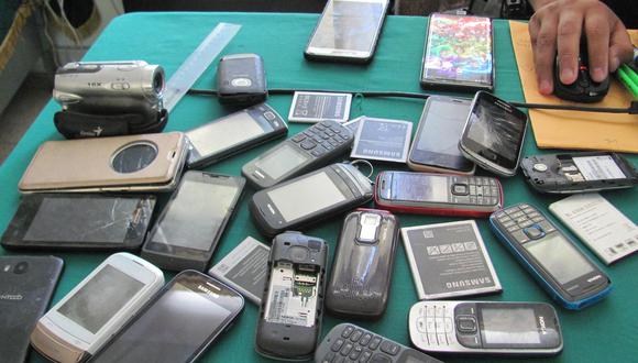 Equipos de comunicación móvil que la PNP encontró en viviendas en que residía la mujer intervenida