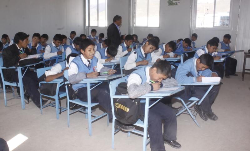 Sutep saluda el aumento de horas de clases escolares