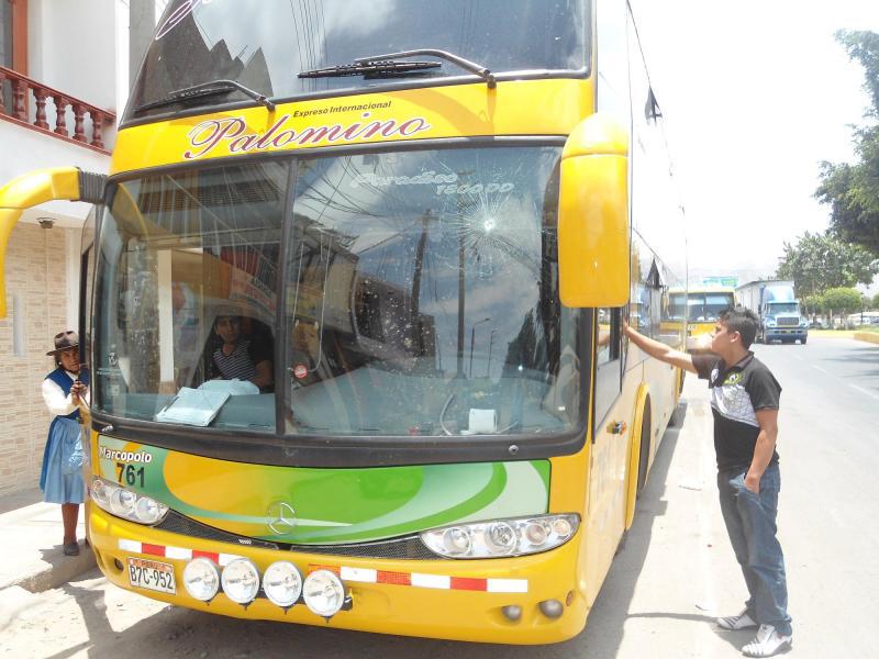 Atacan con piedra a bus para robar a pasajeros 