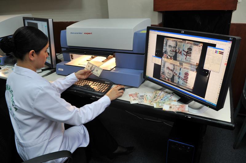 Criminalística presenta modernos equipos de análisis de documentos 