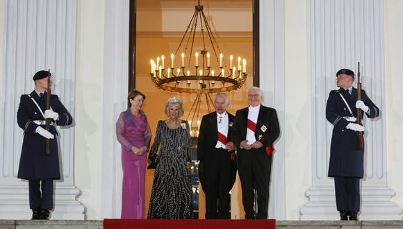 El rey Carlos III de Gran Bretaña (2nd R) y Camilla de Gran Bretaña, la reina consorte (2ndL) son recibidos por el presidente alemán Frank-Walter Steinmeier (R) y su esposa Elke Buedenbender cuando llegan para un banquete estatal en el Palacio presidencial Bellevue en Berlín, el 29 de marzo de 2023. (Foto de ADRIAN DENNIS / AFP)