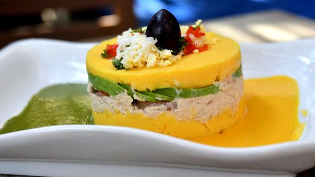 Embarcadero 41. La causa de esta cadena de restaurantes está hecha con papa amarilla y rellena de atún y palta. Se caracteriza porque es servida sobre una base de cremas de huancaína y ocopa. (Foto: Samantha Aguilar)