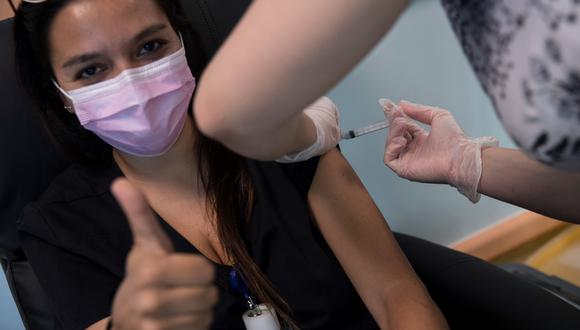 Una trabajadora sanitaria recibe la vacuna contra el covid-19 en el Hospital de Urgencia Asistencia Pública en Santiago (Chile). (Foto:  EFE)