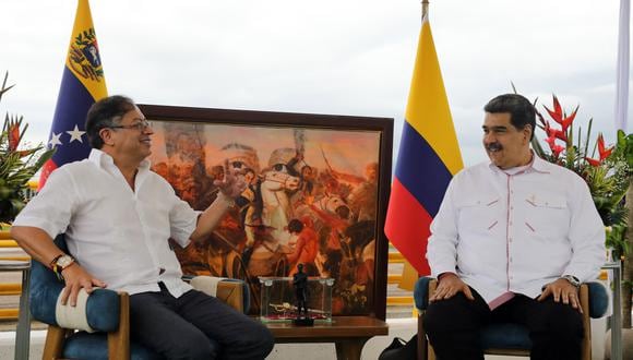 El presidente venezolano, Nicolás Maduro (derecha), hablando con su homólogo colombiano, Gustavo Petro, durante una reunión en el Puente Internacional Atanasio Girardot (anteriormente conocido como puente Tienditas) en Ure a, estado Táchira, Venezuela, el 16 de febrero de 2023. (Foto de MARCELO GARCIA / Gabinete de prensa de Miraflores / AFP)