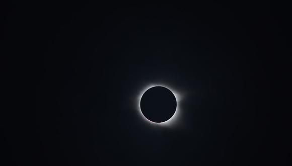 El eclipse solar total se ve desde Charleston, Carolina del Sur, el 21 de agosto de 2017. (Foto: MANDEL NGAN / AFP)