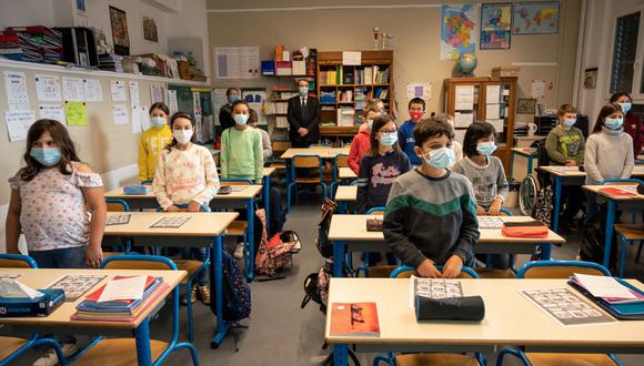 OMS afirma mantener las escuelas abiertas durante la pandemia. (PATRICK HERTZOG/AFP).