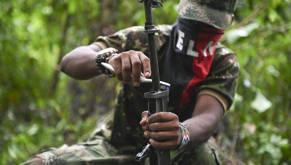 Un miembro del frente Ernesto Che Guevara, perteneciente a la guerrilla del Ejército de Liberación Nacional (ELN), limpia su arma en la selva del Chocó, Colombia, el 25 de mayo de 2019. (Foto de Raúl ARBOLEDA / AFP)