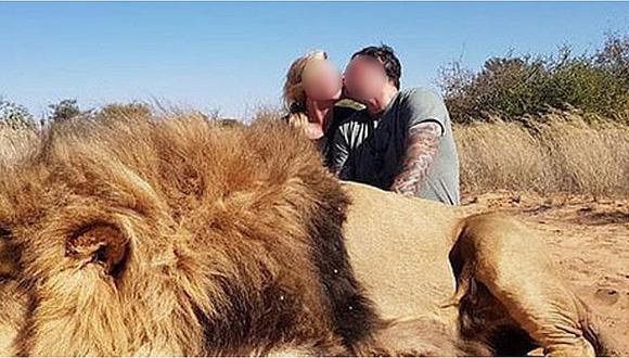 Pareja genera indignación al tomarse foto besándose tras matar a un león  