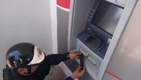 Policía ayuda a ciudadano a recuperar dinero retenido en cajero automático