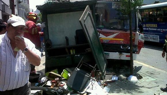 Bus choca contra puesto de lustrabotas en avenida Abancay