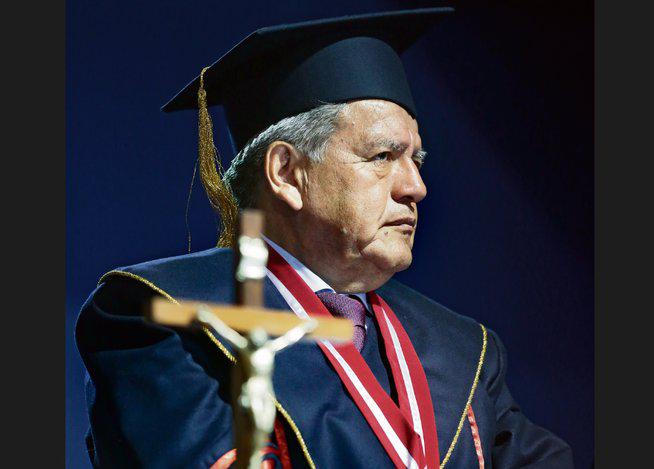 Cesar Acuña admite que usó textos de autores y no los citó