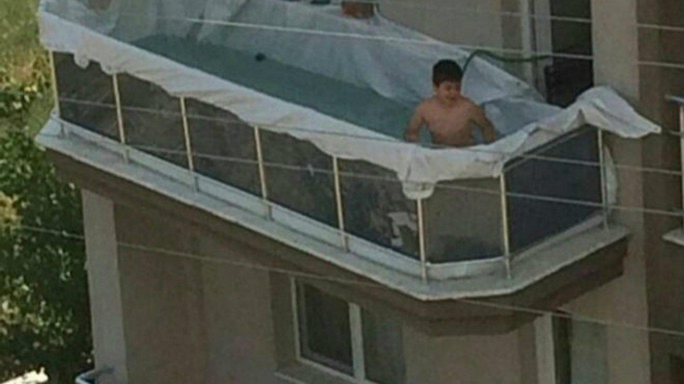 Piscina en el balcón de un edificio genera polémica [FOTOS]