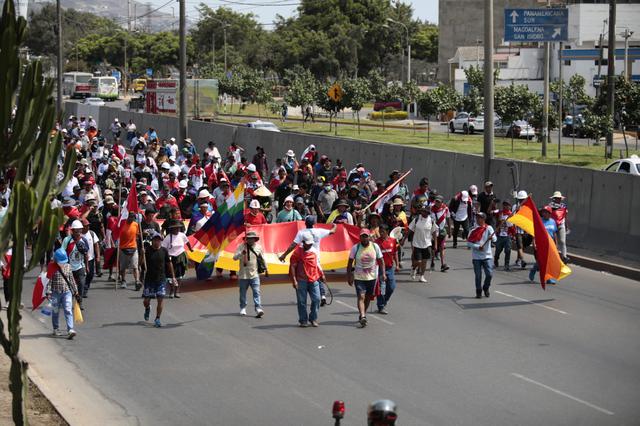 Manifestantes provenientes del sur del Perú marchan por la avenida Aviación y México con destino al centro de Lima.