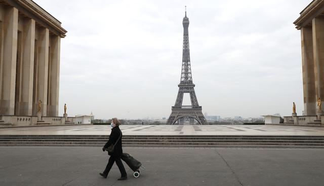 Los monumentos de París se quedan sin espectadores por la orden de confinamiento del gobierno de Macron por el coronavirus. (AFP).