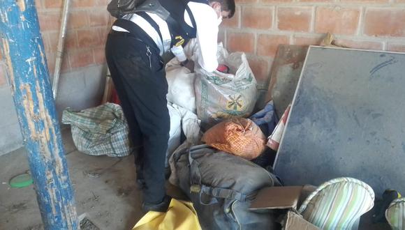 Efectivo de la Policía llegó hasta un galpón en Calana para buscar pistas que conduzcan al paradero de la mujer. (Foto: Difusión)