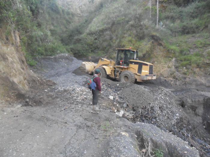 Limpian cinco carreteras en Colcabamba