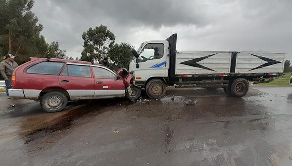 Chofer muere tras violento choque frontal con camión