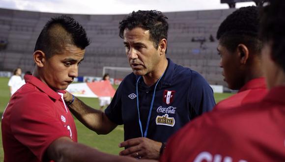 Se pintó de blanco y rojo: El técnico Daniel Ahmed fue nacionalizado peruano