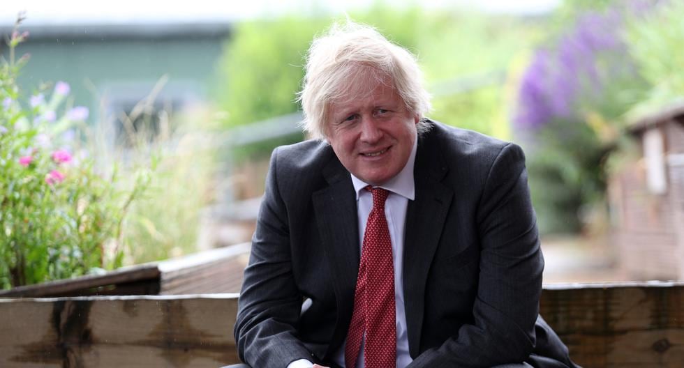 El primer ministro Boris Johnson es visto en la Escuela Primaria Bovingdon en el condado de Hertfordshire (Inglaterra). Archivo del 19 de junio de 2020. (Steve Parsons / POOL / AFP).