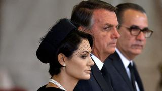 Bolsonaro viaja a Londres por Isabel II e improvisa un mitin electoral