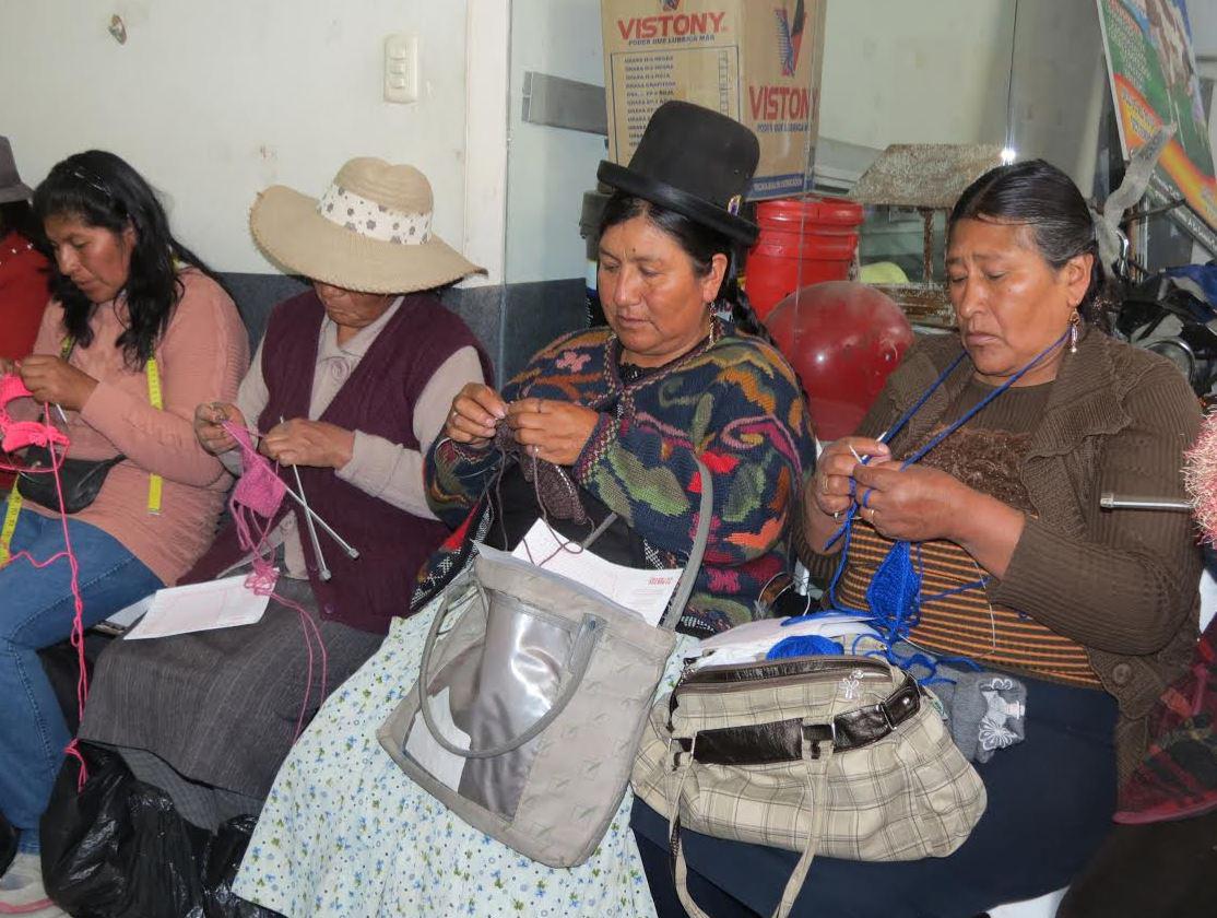 Bolivia brinda curso internacionales de tejido de chompas a la población Juliaqueña