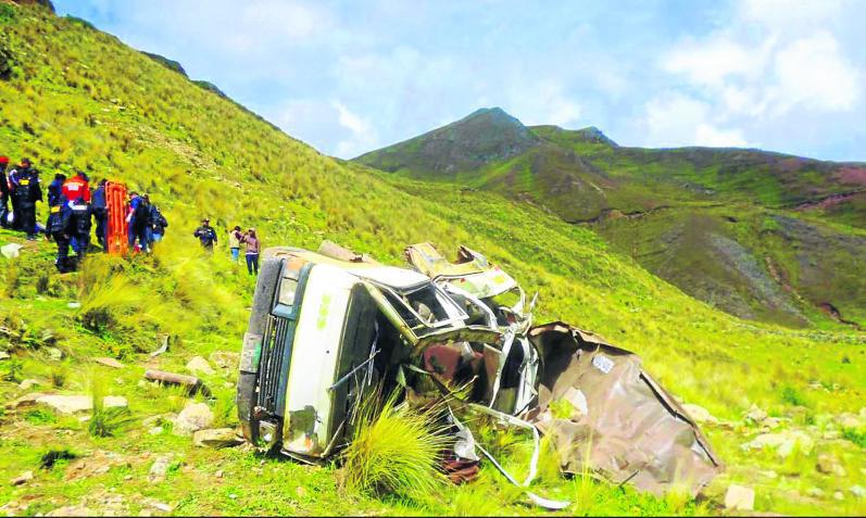 Volcadura deja a una dama muerta y a tres personas heridas