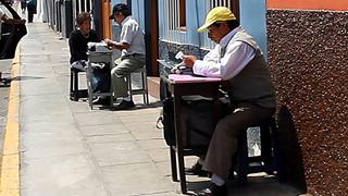 Trujillo: Se ganan la vida con su máquina de escribir (VIDEO)