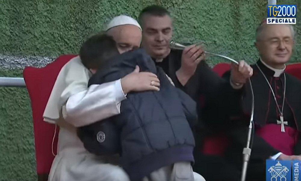 Niño le pregunta a Francisco si su padre ateo fallecido está en el cielo (VIDEO) 