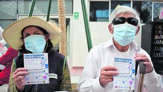 Huancayo: Mujer acude a vacunarse y llevó también a su vecino invidente de 80 años