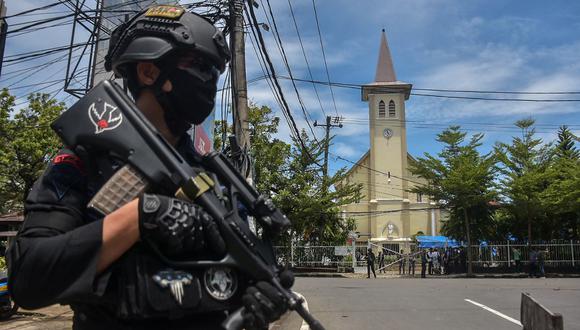 Un policía indonesio hace guardia frente a una iglesia después de una explosión en Makassar el 28 de marzo de 2021. (INDRA ABRIYANTO / AFP)
