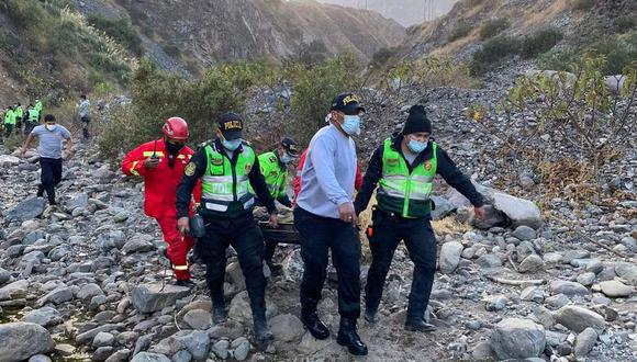 PNP y bomberos rescatan cuerpos de abismo en Matucana/ Foto: Cortesía