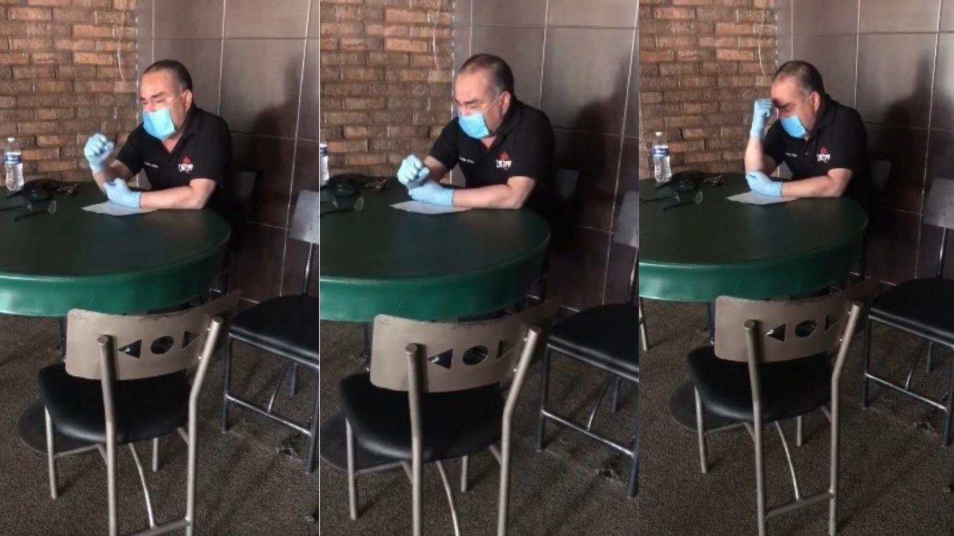 El empresario llorando porque será la última vez que pagará a sus trabajadores. Foto: Facebook