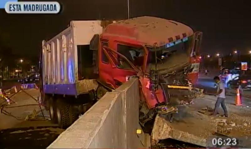 Los Olivos: Sujeto gravemente herido tras impacto de camión de basura contra muro 